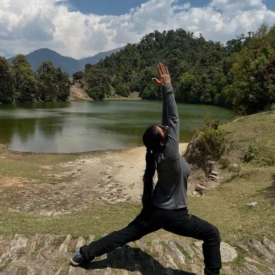 Breathing in the mountain air with a powerful Virabhadrasana I (Warrior I) pose. Every mountain is a reminder of strength, stillness, and the beauty of surrender.