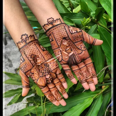 A truly special request for a guest's mehendi. This design features a detailed portrait of a bride and groom, capturing a personal moment in henna.