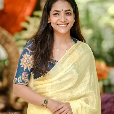 I just love seeing my clients shine. Here is the beautiful actress Likitha looking absolutely radiant in a light yellow saree from my collection. It’s perfect for those special, sunlit occasions.