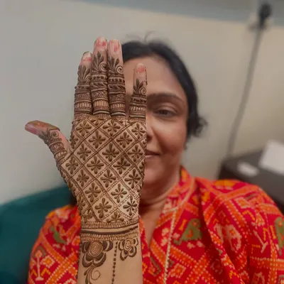 A perfect example of a full-coverage jaal pattern on the palm. This classic design is always in demand, and I will teach you how to make it neat and symmetrical.