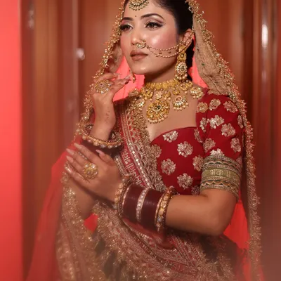 A raw, unedited shot of a classic bridal look. I focused on creating a flawless base, defined eyes, and pairing it with heavy gold jewelry for a truly royal feel. This is pure bridal elegance.