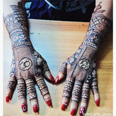 This is one of my favorite ways to personalize engagement mehendi. I placed the couple's initial and interlocking rings at the center of the design, making them the focal point of the artwork.
