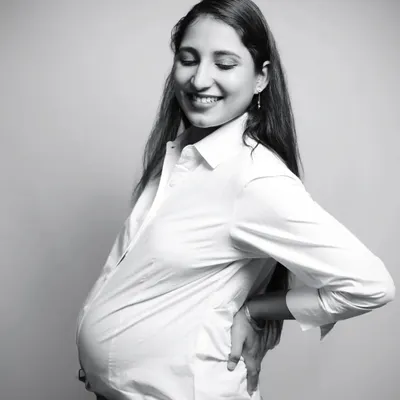 A simple white shirt and a genuine smile. This classic black and white studio portrait is all about capturing the pure joy and beauty of your pregnancy in a timeless way.