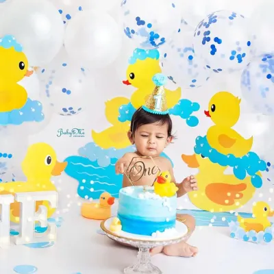 Getting ready for the first bite! This little one is so curious about his ducky-themed cake. I always make sure the cake matches the theme perfectly to create a beautiful, cohesive look for the cakesmash photos.