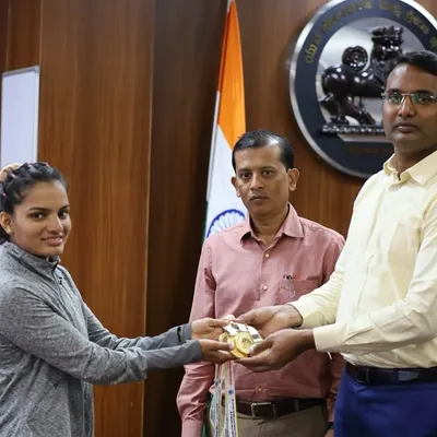 Our champion athlete, Dhanalakshmi, is felicitated by the Commissioner of Youth Empowerment and Sports, Shri Chetan R IPS, after her gold medal win at the National Canoe Slalom Championship.