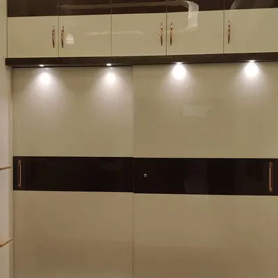 This two-tone sliding wardrobe features a high-gloss finish that is both stylish and practical. The combination of white and dark bands creates a contemporary look, and the polished surface is easy to clean and maintain.