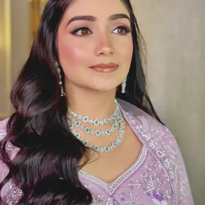 A beautiful portrait of our engagement bride. The soft glam makeup, featuring neutral tones and a luminous base, is paired with elegant waves for a timeless look.