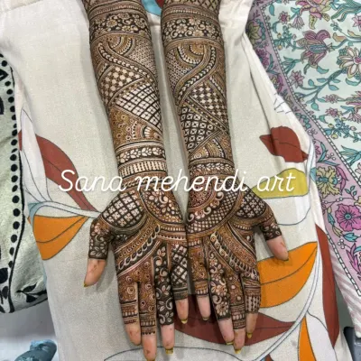 A perfect example of the intricate bridal work we practice. You will learn to create clean checkerboard patterns (jaali), symmetrical swirls, and detailed floral bands, mastering the skills needed for professional-level bridal henna.