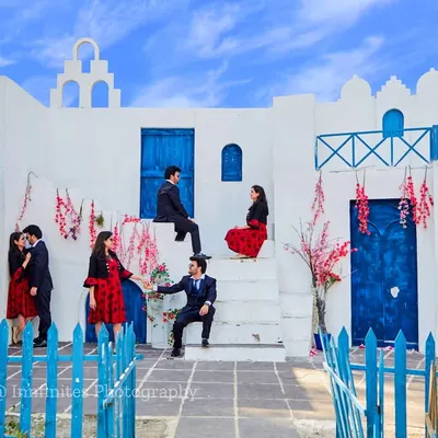 Our Santorini set is large enough for creative compositions like this, capturing multiple poses of the same couple in one frame for a fun and dynamic pre-wedding photo.