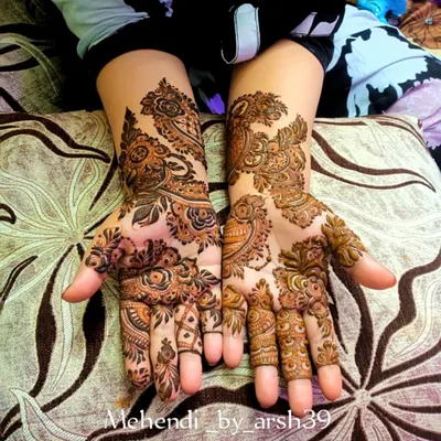 A beautiful example of guest henna. This design features elegant paisley and floral patterns that adorn the hands without being as dense as a full bridal design.