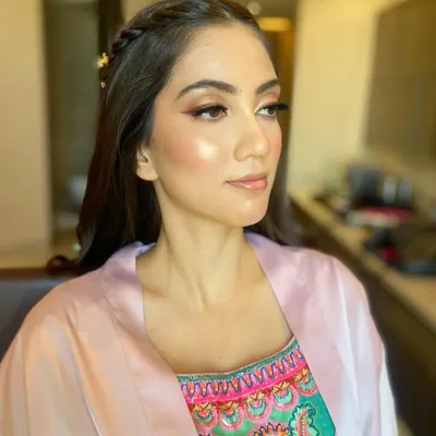 A little behind-the-scenes magic. This is a glimpse of the makeup process for Chaitali's vibrant mehendi look, focusing on creating that perfect, glowing base.