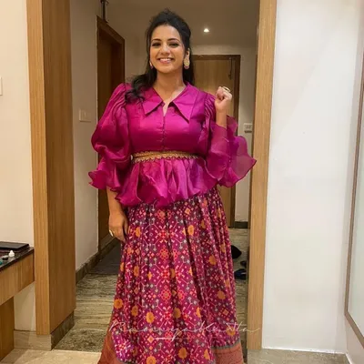 The talented actress Sruthi Hariharan looks amazing in our lavender Patola skirt paired with a solid organza peplum top with dramatic sleeves.