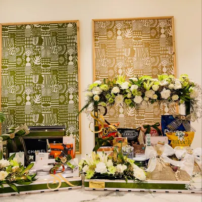 A grand statement for a 'devar's' Roka. This twin-tray ensemble, in forest green and ivory, was designed for a thoughtful 'bhabhi' to blend bespoke bridal gifts with a gourmet indulgence for the whole family.
