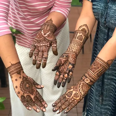 Mehendi party for the bride tribe. Here are a few different styles I did for the bridesmaids, each one unique.