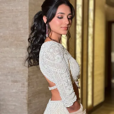 Kopal was reception-ready with this stunning look. We did a soft brown smokey eye and a chic, curly ponytail, creating a modern and glamorous vibe that was perfect for her white Seema Gujral lehenga.