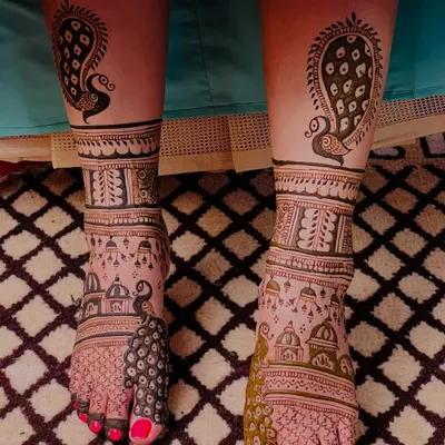 Your feet deserve just as much attention. I specialize in elaborate foot mehendi, featuring bold peacock motifs and architectural dome patterns that look stunning with bridal footwear.