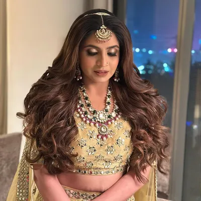 An ethnic yet chic look for a wedding event. These voluminous open curls paired with a maang tikka create a glamorous and traditional style, all thanks to the fullness from my extensions.
