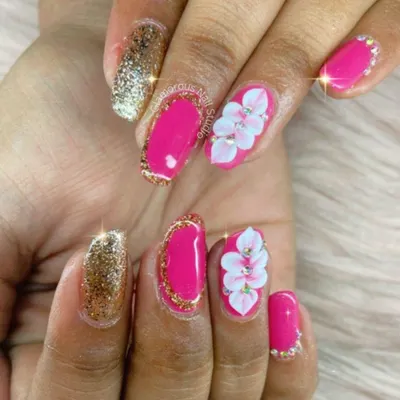 This set is all about high-impact glamour. We used a vibrant fuchsia base with full-coverage gold glitter accent nails, 3D white flowers, and a delicate gold glitter border for a truly luxurious finish.