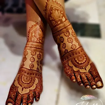 A full-coverage bridal foot design, with intricate patterns and traditional motifs that look absolutely amazing.