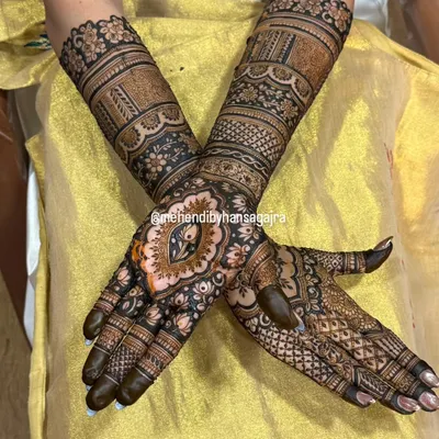 The back of the hands showing a perfectly symmetrical design. This full-coverage look features bold bands, intricate fillers, and a central floral motif, creating a timeless and elegant feel.