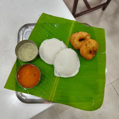 The quintessential South Indian breakfast: two soft idlis, two crispy vadas, served on a fresh banana leaf with our signature sambar and coconut chutney.