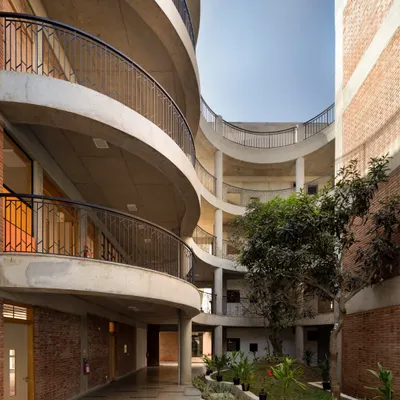 We devise ways to weave wonder into the everyday. The curved balconies and central courtyard of this school create a dynamic and engaging environment, where a simple walk between classes becomes a moment of discovery.