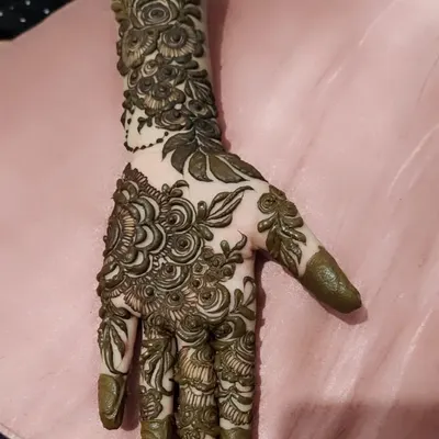 This full-hand design is packed with intricate floral and rose motifs. I use careful shading and layering to give the flowers a three-dimensional feel, creating a truly luxurious and detailed piece of art.