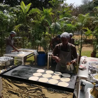 Our live tawa station is perfect for serving hot, freshly made Indian breads like rotis and parathas. Our chefs prepare them on the spot at an outdoor event, ensuring every guest enjoys them straight from the pan.