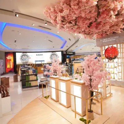 A themed product display for a cosmetics brand at the airport duty-free. We focus on capturing the details of temporary installations and visual merchandising, like this cherry blossom theme, to support marketing campaigns.