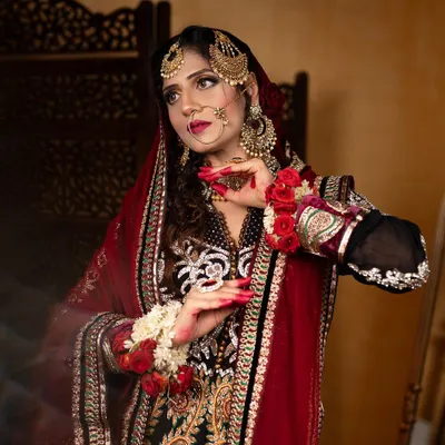 A full bridal ensemble featuring a custom choker, matching earrings, and a traditional passa. Each piece is designed to harmonize, creating a look of timeless grace for the modern bride.