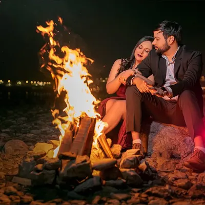 There's something incredibly romantic about a bonfire by the Ganga. The warm glow of the fire, the cool night air, and the city lights in the distance create a perfect setting for cozy, intimate couple portraits.