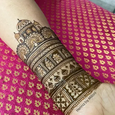 An elegant and detailed cuff design for the bride's mom. The architectural pattern is sophisticated and complements the bridal mehendi without overshadowing it.