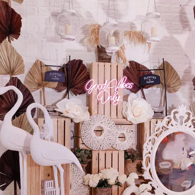 This is the essence of my boho vibe. A beautiful arrangement of dried palm leaves, pampas grass, macrame details, and a "Good Vibes Only" neon sign creates a warm and inviting entrance or photo booth.