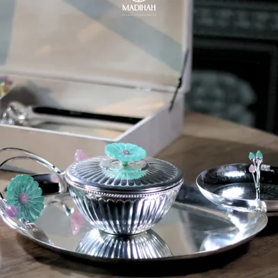 A close-up of the silver-plated bowl and tray from the Daisy Collection. The intricate floral details and fine finish make this a standout piece for festive gifting.