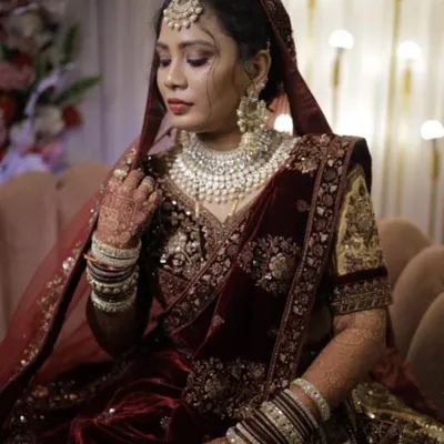 A bride deserves to feel her most beautiful. This complete bridal jewellery set, featuring a heavy necklace, maang tikka, and matching earrings, is available for rent for your big day.