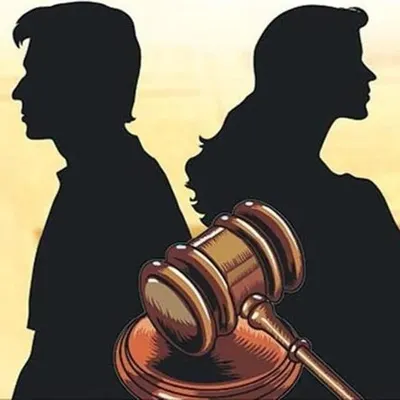 This image of separated silhouettes with a gavel represents the legal finality of divorce. The process is complex, which is why having an experienced lawyer is crucial to protect your interests and those of your children.
