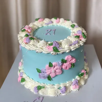 I'm lost in a world of aesthetic cakes and I can't get enough of this one! This vintage-style cake with delicate pastel floral piping is perfect for a 21st birthday. The flavor is my special Mango Biscoff.