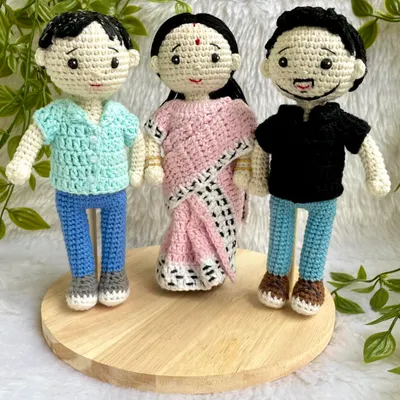 I was so happy to create this family replica for a wonderful customer. It’s such a special feeling to capture a family’s bond in crochet, from the mother’s beautiful Mekhela Sador to the father and son’s outfits. These dolls are more than toys; they are keepsakes of precious moments.