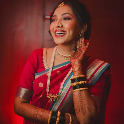 A moment of pure, uninhibited laughter. This candid shot of a Maharashtrian bride captures her genuine joy, showing that the most beautiful portraits are often the most natural ones.