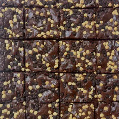 A full tray of our signature eggless fudge brownies, loaded with a mix of dark and white chocolate chips. They have a perfect crinkle top and a rich, gooey centre.
