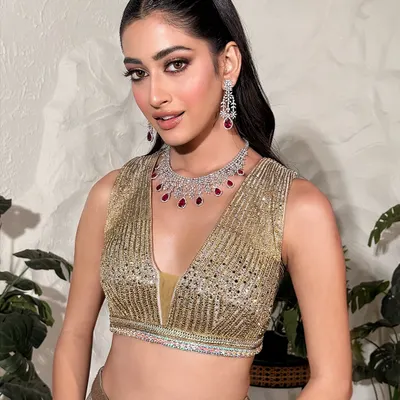 Golden hour glam. This look features warm, bronzy tones, a sharp winged liner, and a glossy nude lip, perfect for a cocktail party or a pre-wedding sangeet.