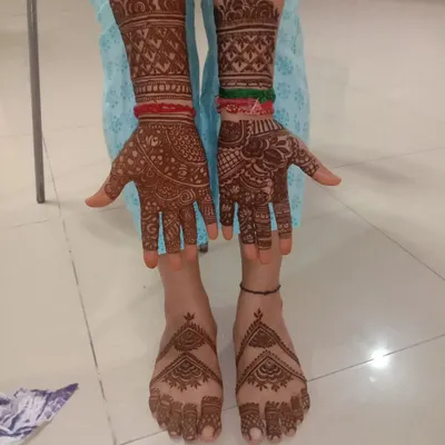 This client wanted a matching set for her hands and feet. I used similar motifs and patterns to create a cohesive look, perfect for a big family celebration.