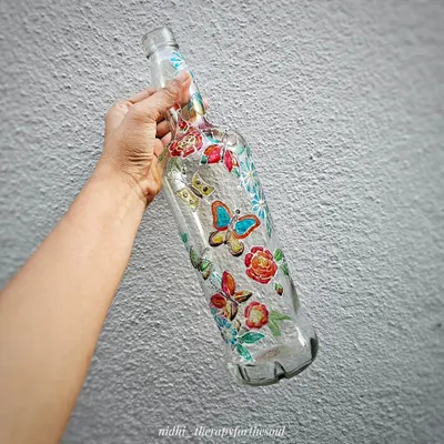 This bottle features a delicate design of butterflies and flowers, painted to create a stained-glass effect. The transparency of the glass makes the colors come alive in the light.
