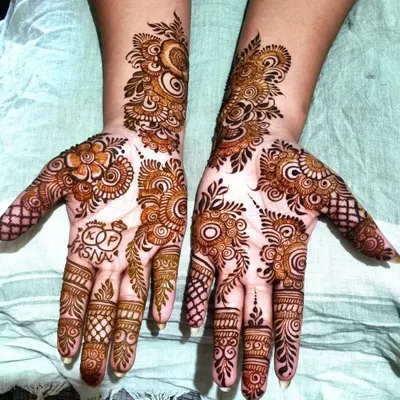 A simple and sweet engagement design with a personal touch. We hid the couple's initials, 'K' and 'P', inside a heart on the palm.