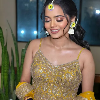 If golden hour was a bride. This Haldi look is all about that warm, sun-kissed glow, with shimmery eyes and fresh, dewy skin.