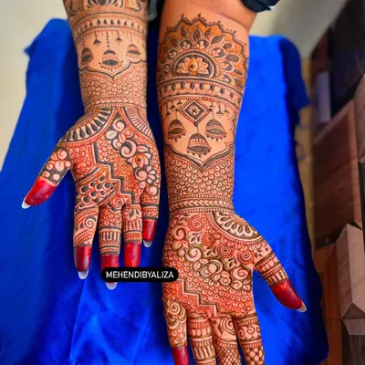 Another view of the stunningly dark henna stain. This is the result of pure, natural henna and proper aftercare.