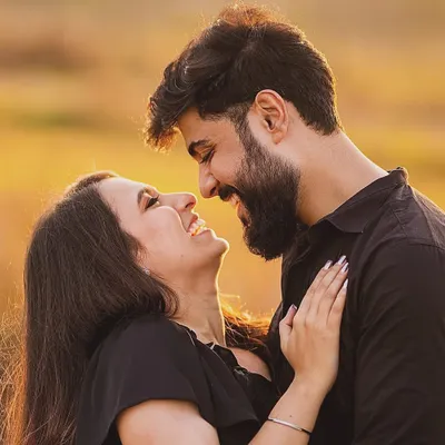 There is nothing more beautiful than the sound of shared laughter at sunset. This golden hour shot is all about the pure, unadulterated joy that comes from being with your favorite person.