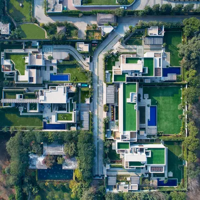 This aerial plan of five sister homes shows how we create a sense of community while maintaining privacy. Each Vastu-compliant home opens into its own green landscape, balancing a modern lifestyle with natural serenity and security.