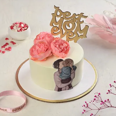 This elegant Mother's Day cake features a "Best Mom Ever" topper and a beautiful illustration, making it a truly special tribute to her.