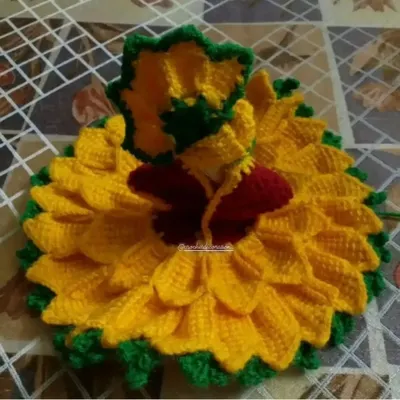 Our popular sunflower poshak for Kanha ji, handcrafted with soft wool. The layered petals give the dress a full, beautiful shape, and it comes with a matching cap to complete the look.